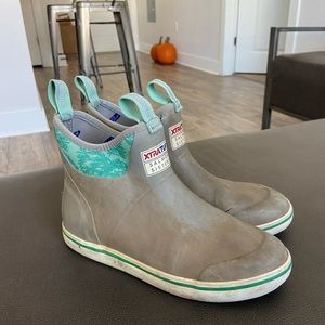 xtratuf x salmon sisters - grey/teal 6” deck boot